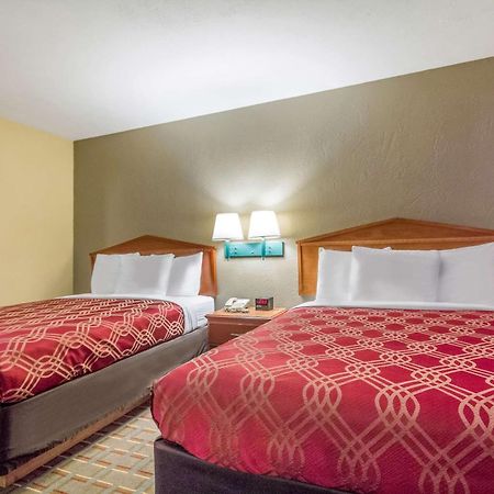 Econo Lodge Lansing - Leavenworth Екстериор снимка