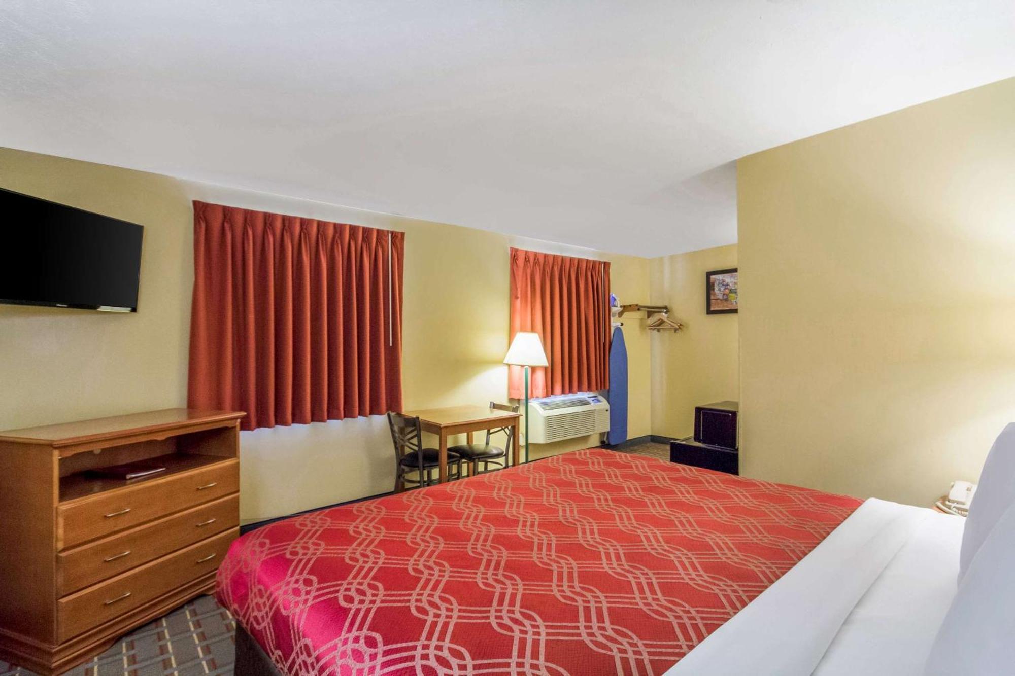Econo Lodge Lansing - Leavenworth Екстериор снимка