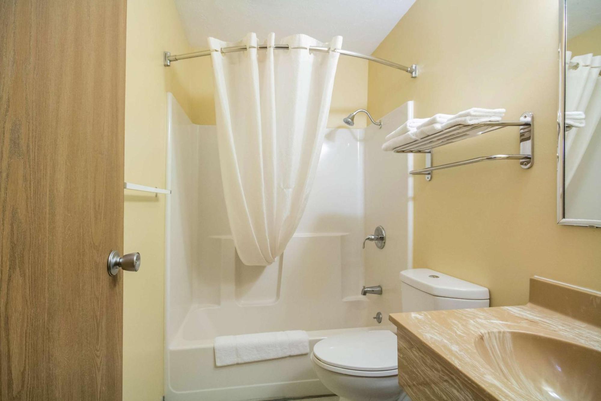 Econo Lodge Lansing - Leavenworth Екстериор снимка