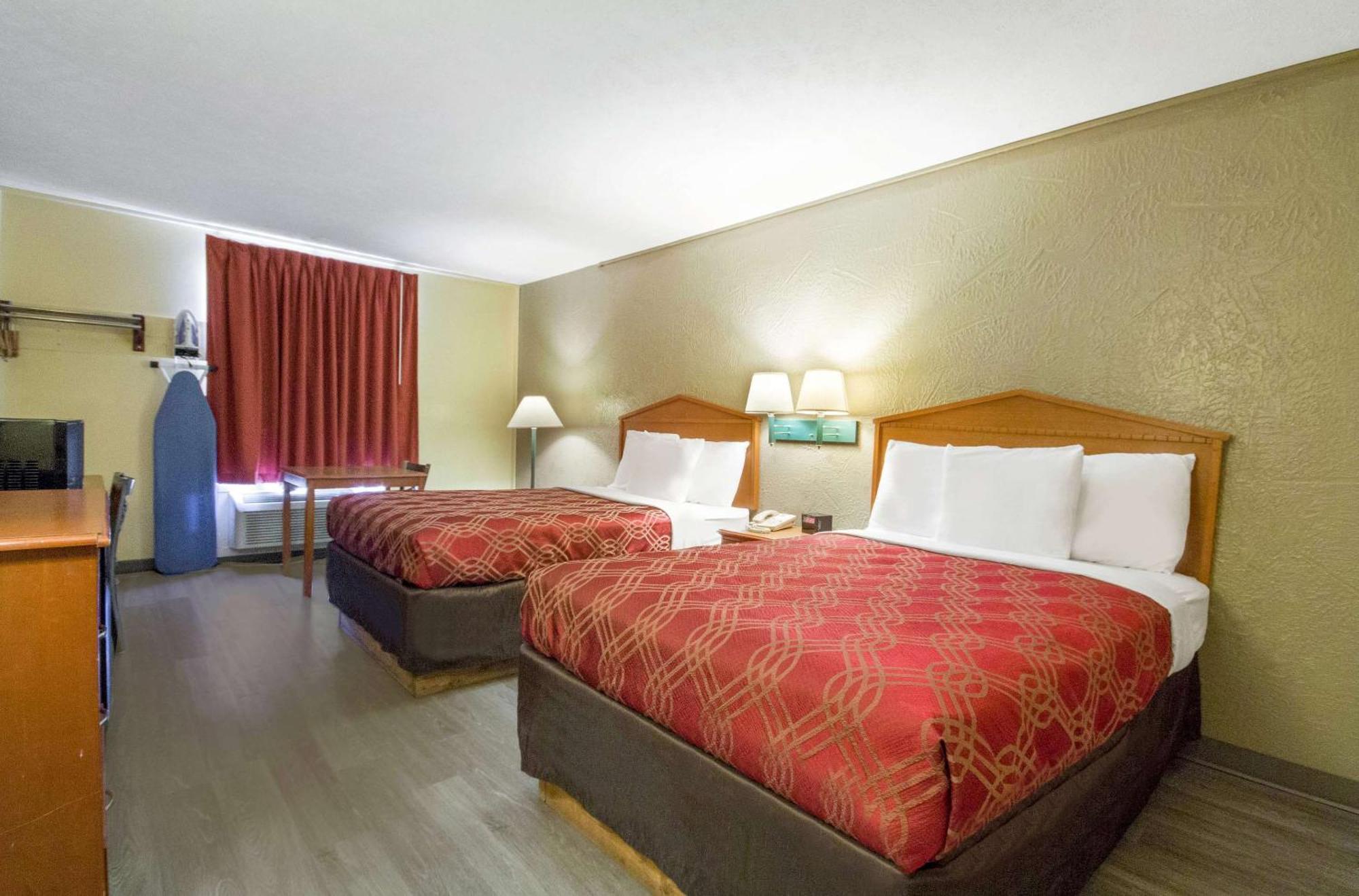 Econo Lodge Lansing - Leavenworth Екстериор снимка