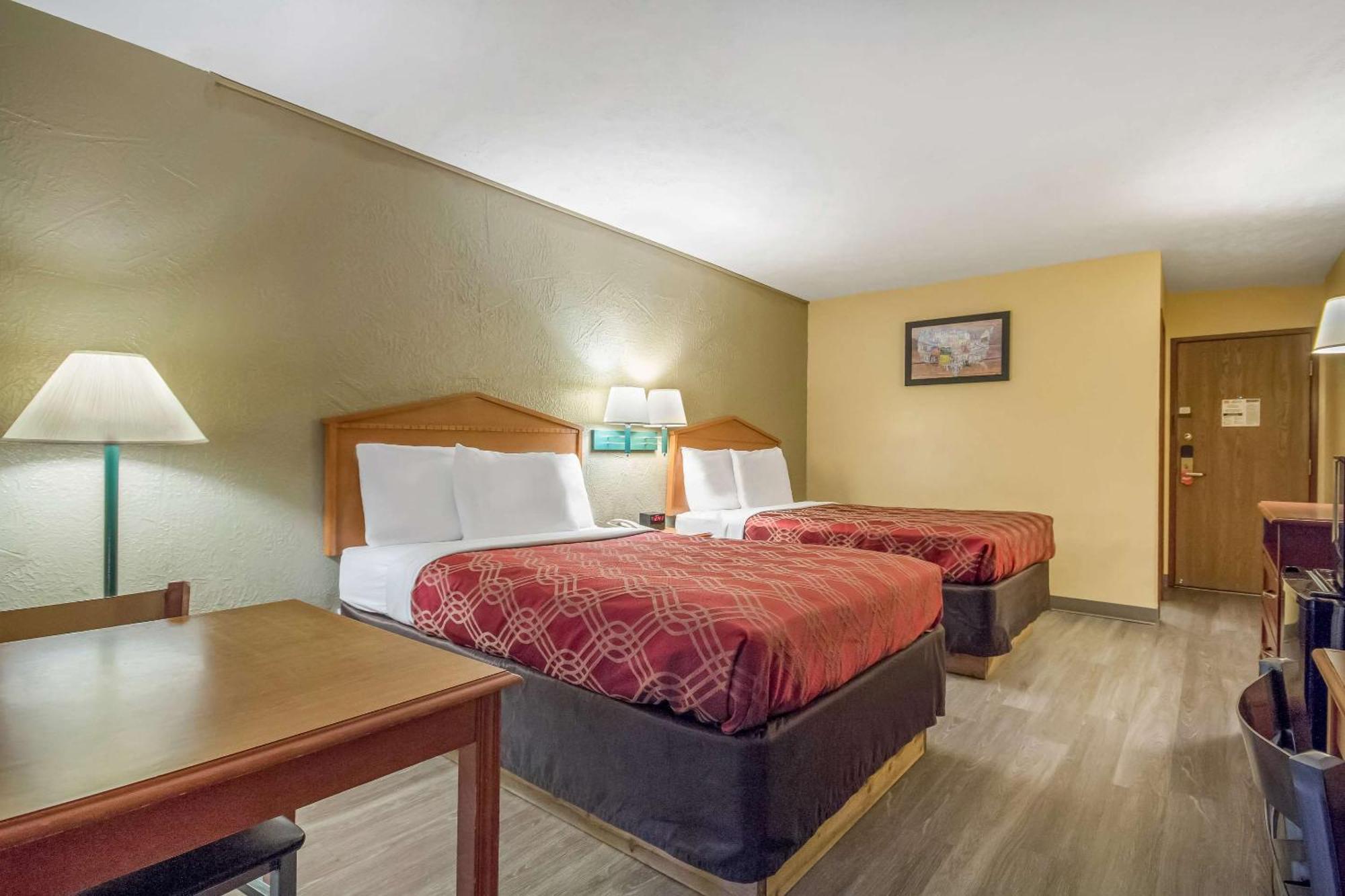 Econo Lodge Lansing - Leavenworth Екстериор снимка