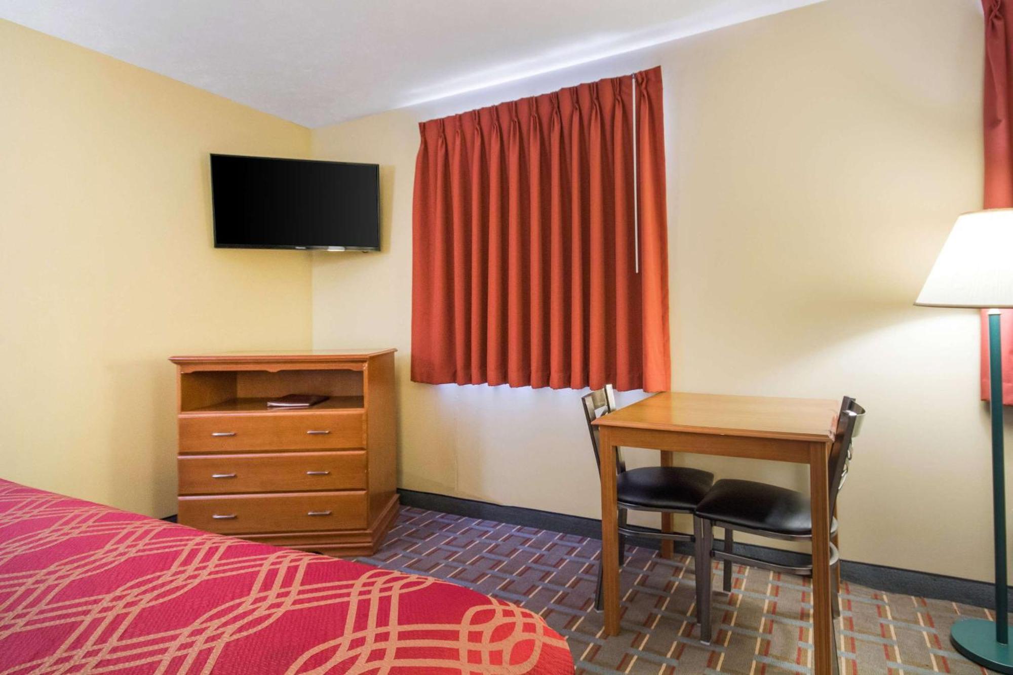 Econo Lodge Lansing - Leavenworth Екстериор снимка