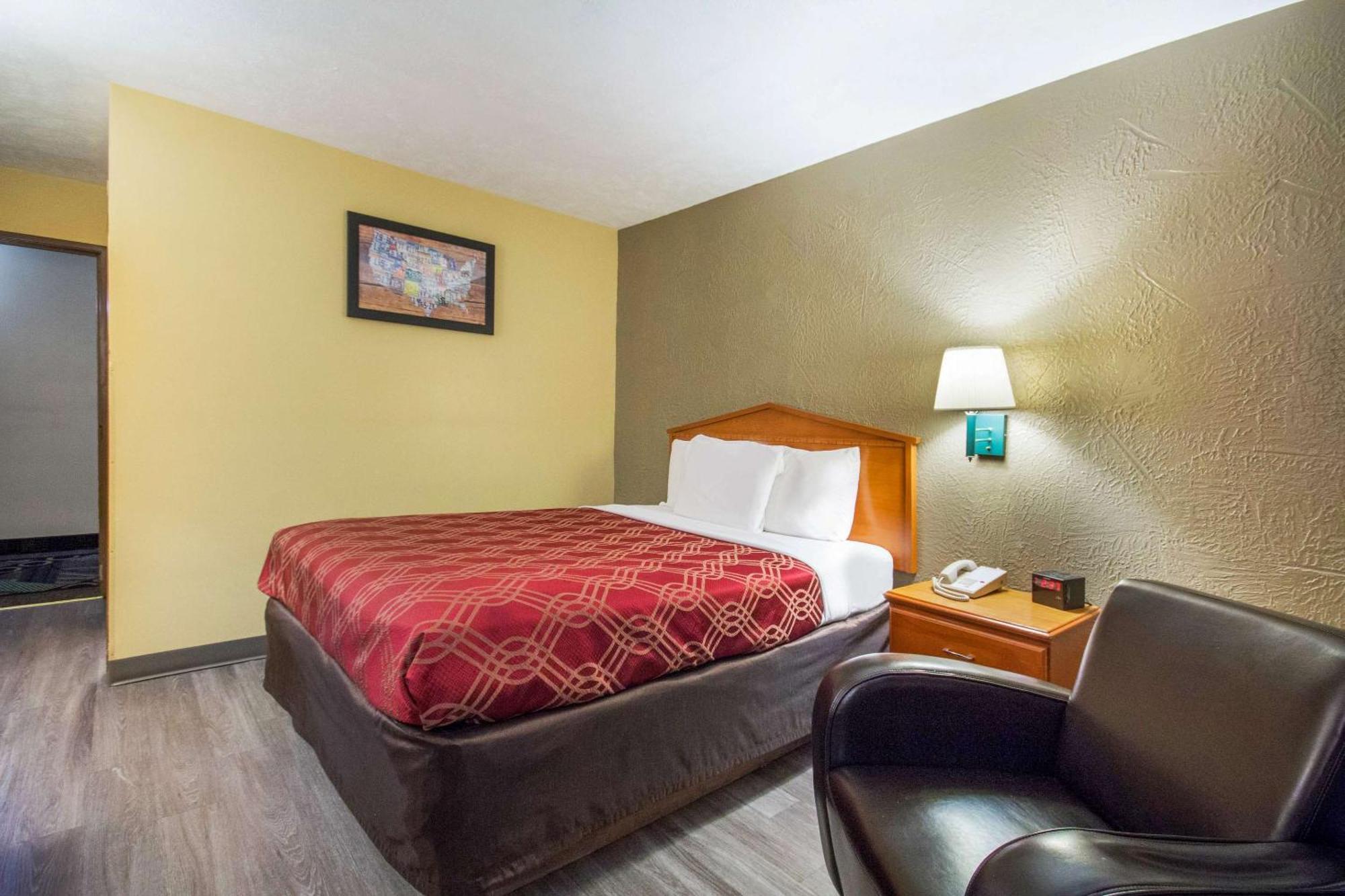 Econo Lodge Lansing - Leavenworth Екстериор снимка